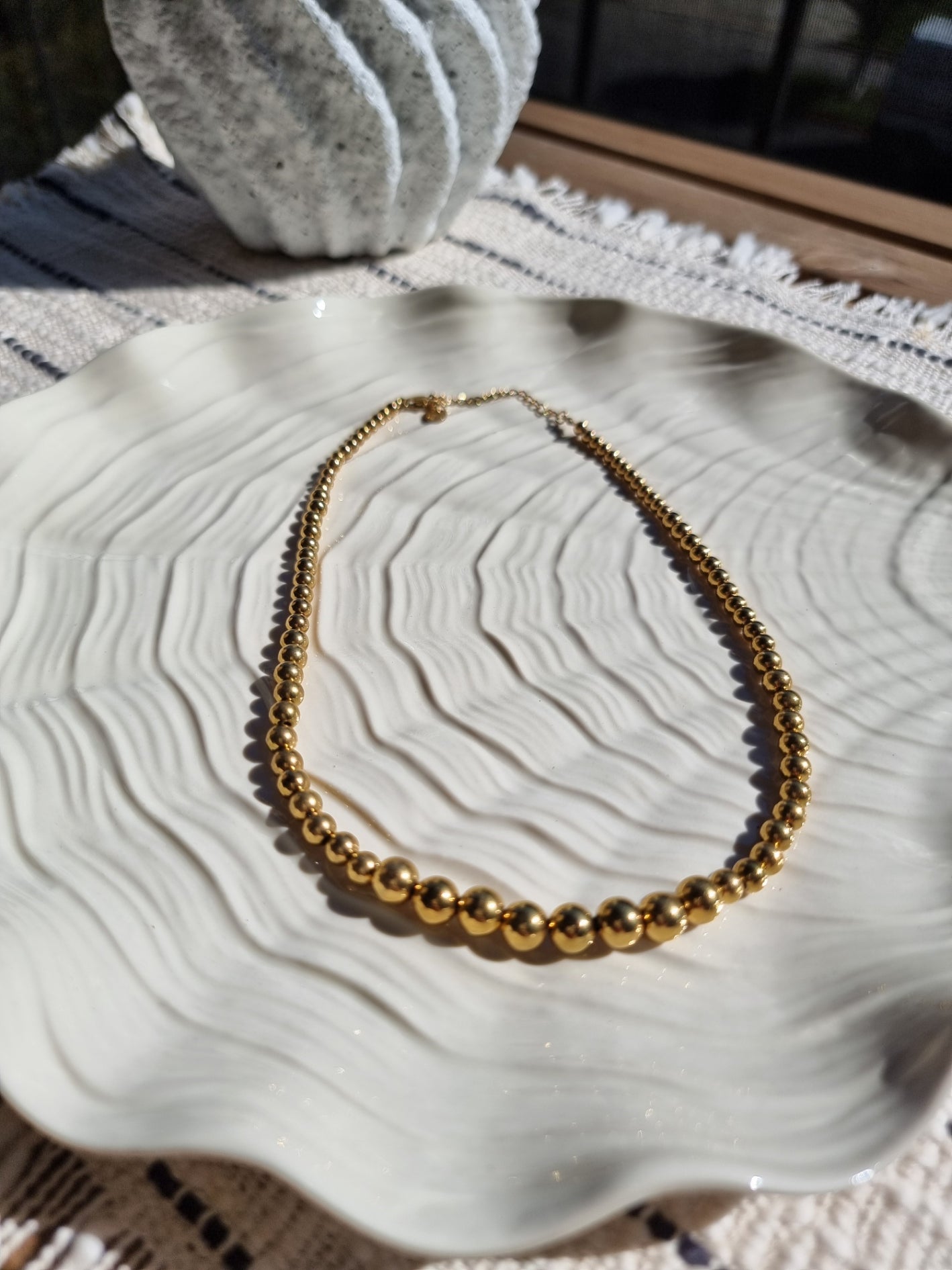 Gold pearls necklace